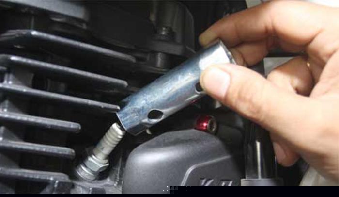 Tips mengganti busi motor Beat Street