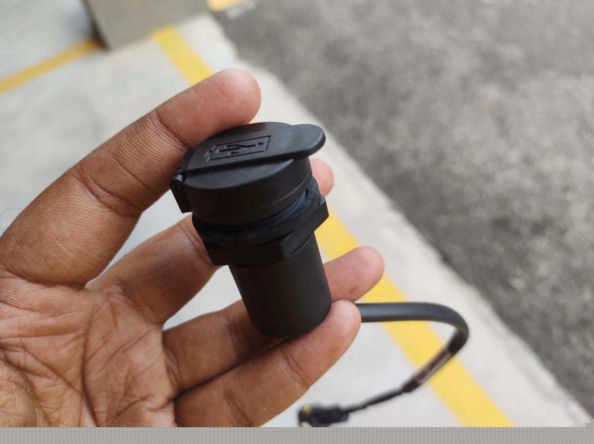 Tips pasang USB charger di Yamaha Aerox